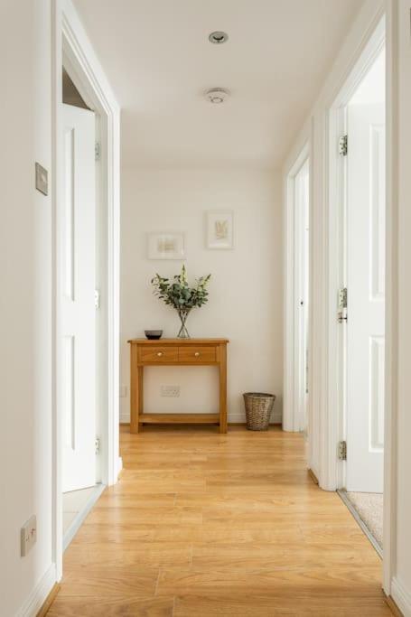 Lux Waterfront 2 Bed Apt, V&a 10min Walk, St Andrew's Golf 25min Drive Apartment *