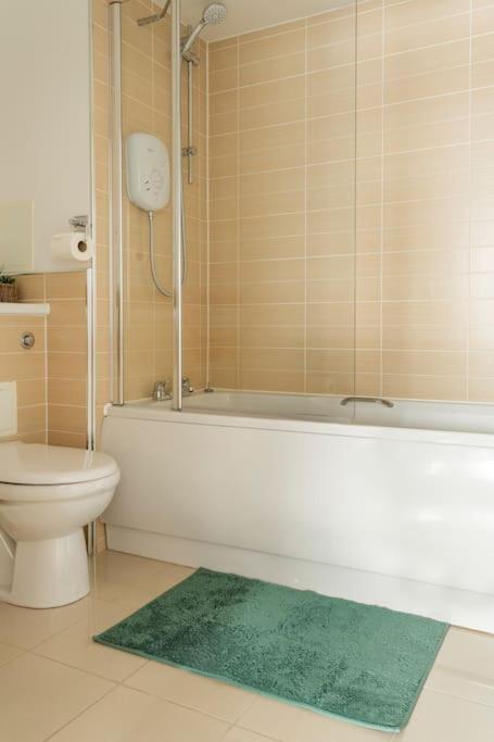 Lux Waterfront 2 Bed Apt, V&a 10min Walk, St Andrew's Golf 25min Drive *