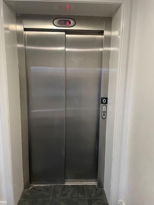 Apartment Lux Waterfront 2 Bed Apt, V&a 10min Walk, St Andrew's Golf 25min Drive *